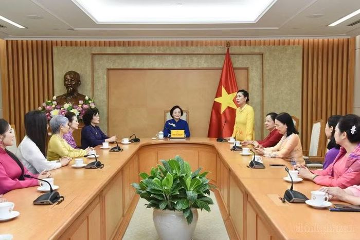 Chủ tịch Hiệp hội Văn hóa Áo dài Việt Nam Đặng Thị Bích Liên phát biểu tại buổi gặp mặt - Ảnh: VGP.