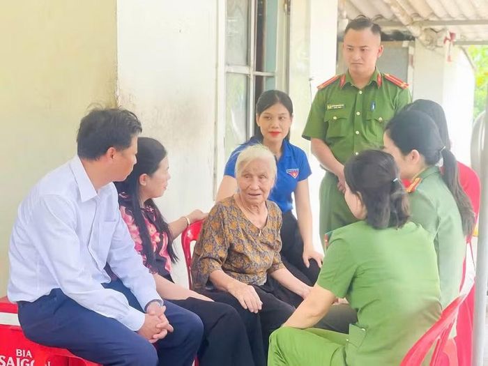 Đoàn xã Thạch Khê phối hợp với Chi đoàn Công an xã Thạch Khê tổ chức chương trình “Bữa cơm bên Mẹ - Nghĩa tình tháng 7” tại gia đình Mẹ Đậu Thị Diên.