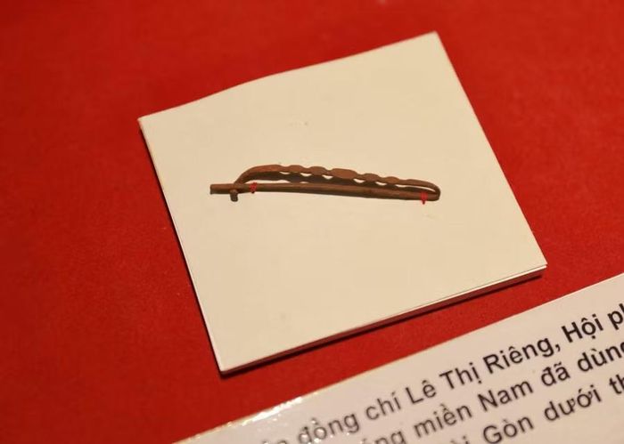Chiếc kẹp tóc của Anh hùng, liệt sĩ Lê Thị Riêng.