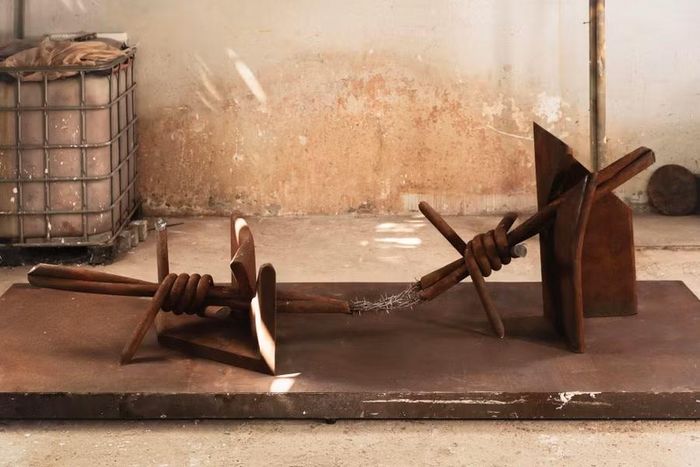 Không giới hạn V - Sắt hàn, nhôm 90 x 90 x 300cm (Hoàng Tường Minh).