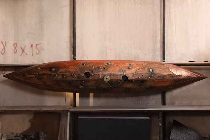 Trầm tích III - Gỗ, đồng, phế liệu 35 x 60 x 350cm (Bùi Hải Sơn).