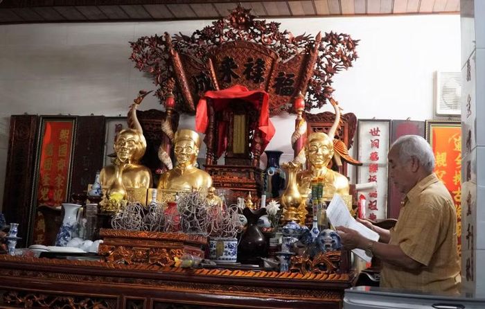 Ông Hoàng Nghĩa Cẩn tìm kiếm hài cốt anh trai là Hoàng Nghĩa Minh trở về và thờ cúng trong nhà. Ảnh: Hồ Lài