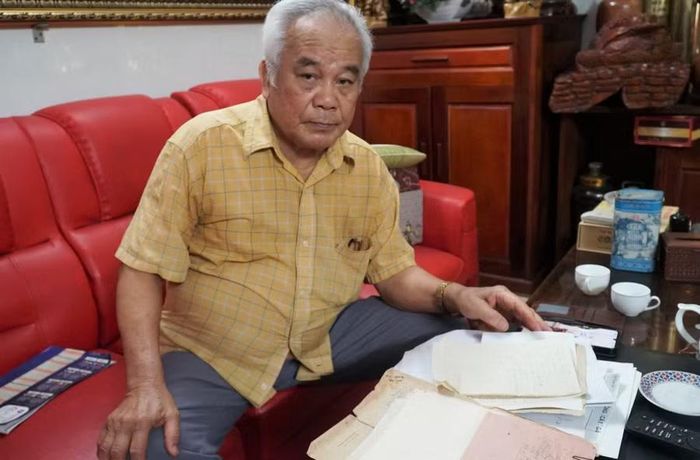 Ông Hoàng Nghĩa Cẩn, em trai liệt sỹ Hoàng Nghĩa Minh - nhà giáo hi sinh khi làm nhiệm vụ tại chiến trường B. Ảnh: Hồ Lài