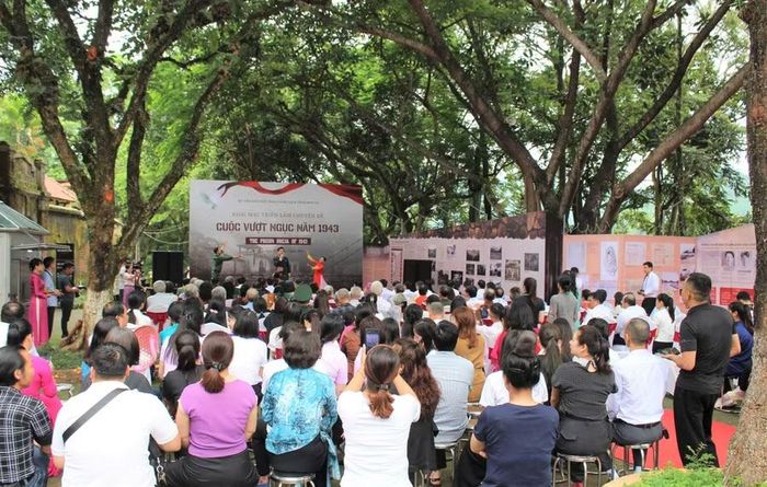 Đông đảo người dân tham dự triển lãm.