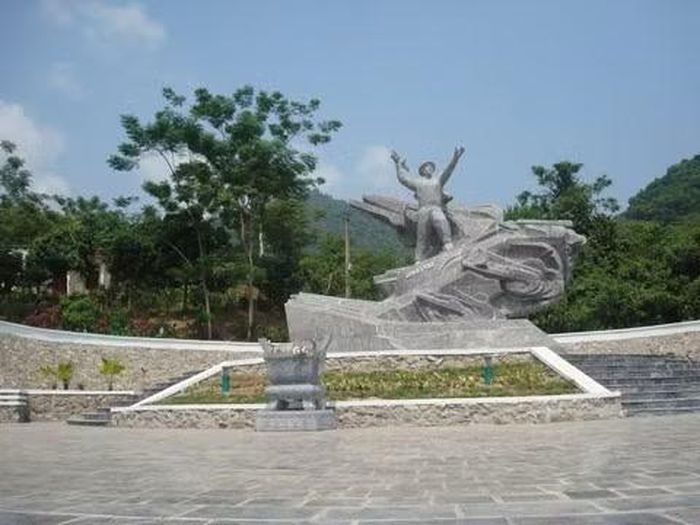 Tượng đài Anh hùng Cù Chính Lan tại dốc Gia Mỗ, xã Thung Nai (Phú Thọ).