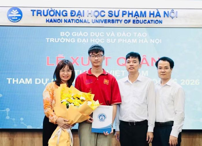 Đinh Xuân Phúc cùng lãnh đạo nhà trường và cô giáo hướng dẫn trong ngày xuất quân tham dự Kỳ thi.