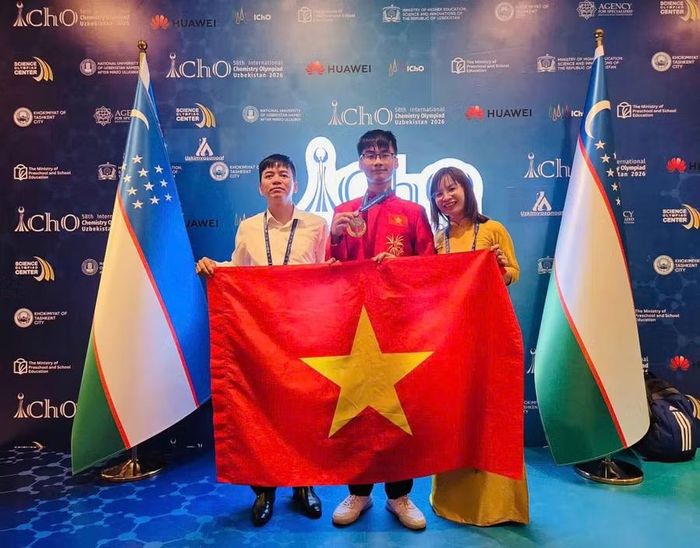 Hiệu trưởng Trường THPT Chuyên Vĩnh Phúc Nguyễn Đình Hùng, cô giáo Phùng Thị Nga và Đinh Xuân Phúc tại lễ trao giải.
