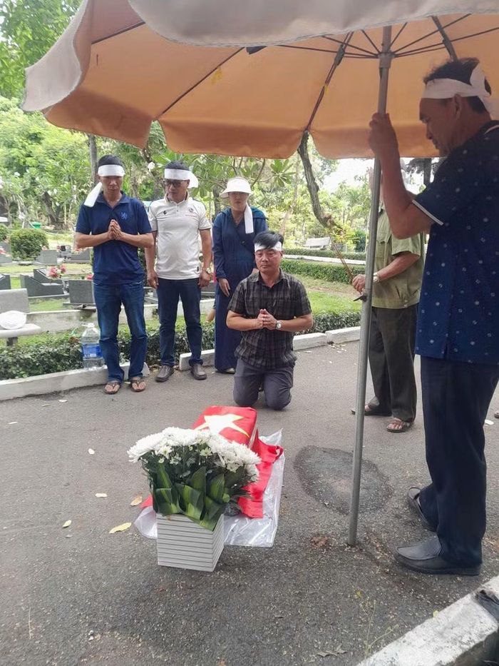 Gia đình làm nghi lễ đón liệt sĩ, nhà giáo Nguyễn Trường Bùi trở về quê hương.