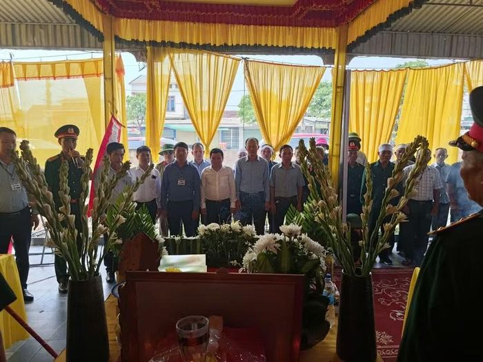 Nhiều cơ quan ban ngành địa phương đến thắp hương trong lễ đón liệt sĩ Nguyễn Trường Bùi về với đất mẹ.