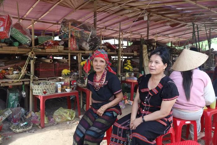 Hài cốt của người dân được đưa về nhà mồ, người thân túc trực hương khói 3 ngày 4 đêm sẽ đưa đến mồ chung của dòng họ.