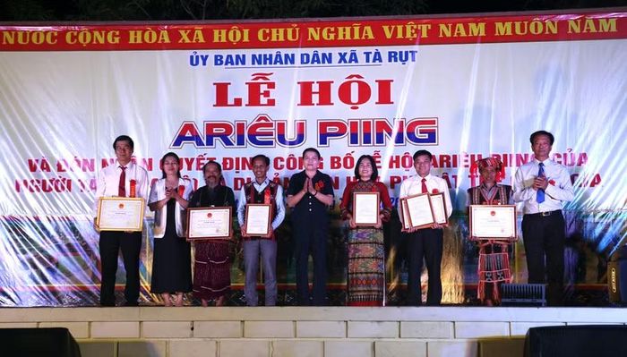 Bà Ly Kiều Vân, Trưởng ban Nội chính Tỉnh ủy cùng lãnh đạo Sở Văn hóa, Thể thao và Du lịch, Sở Dân tộc và Tôn giáo trao quyết định và chứng nhận cho đại diện các địa phương.