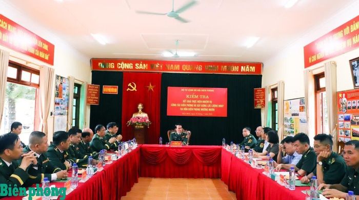Quang cảnh buổi làm việc của Đoàn công tác Bộ Tư lệnh Bộ đội Biên phòng với Đồn Biên phòng Mường Mươn. Ảnh: Thanh Xuân