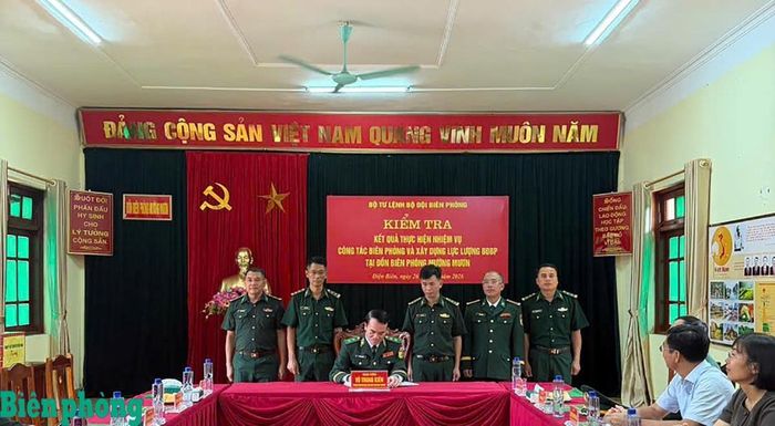 Trung tướng Vũ Trung Kiên ghi sổ vàng Truyền thống Đồn Biên phòng Mường Mươn. Ảnh: Thanh Xuân