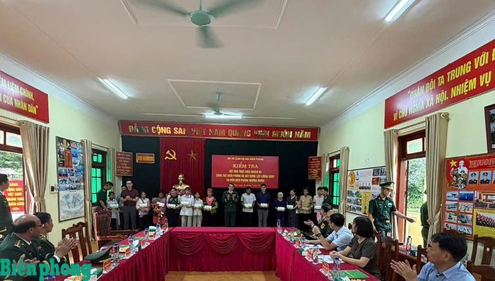 Trung tướng Vũ Trung Kiên trao quà tặng các gia đình chính sách, người có công và các hộ có hoàn cảnh khó khăn trên địa bàn Đồn Biên phòng Mường Mươn phụ trách. Ảnh: Thanh Xuân
