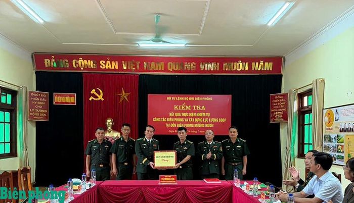 Trung tướng Vũ Trung Kiên trao quà của Bộ Tư lệnh Bộ đội Biên phòng tặng cán bộ, chiến sĩ Đồn Biên phòng Mường Mươn. Ảnh: Thanh Xuân