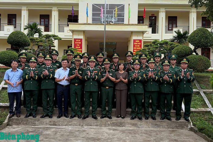 Trung tướng Vũ Trung Kiên cùng Đoàn công tác và cán bộ, chiến sĩ Đồn Biên phòng Mường Mươn chụp ảnh lưu niệm. Ảnh: Thanh Xuân
