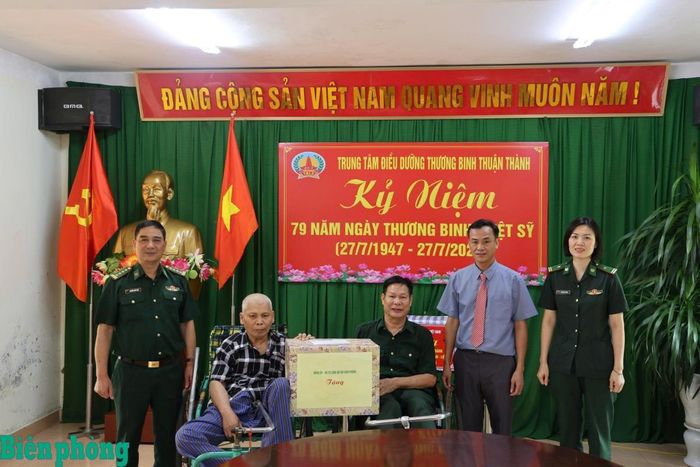 Đoàn công tác của Bộ Tư lệnh Bộ đội Biên phòng thăm, động viên các thương binh đang điều trị tại Trung tâm Điều dưỡng thương binh Thuận Thành. Ảnh: Xuân Khoa