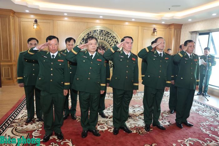 Các đại biểu thành kính dành phút tưởng niệm Chủ tịch Hồ Chí Minh và các Anh hùng, liệt sĩ. Ảnh: Xuân Khoa