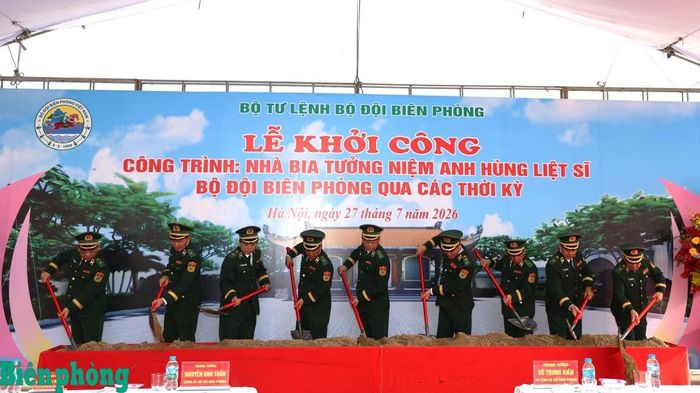Các đại biểu thực hiện nghi thức khởi công xây dựng Nhà bia tưởng niệm Anh hùng, liệt sĩ Bộ đội Biên phòng qua các thời kỳ tại Cơ quan Bộ Tư lệnh Bộ đội Biên phòng. Ảnh: Xuân Khoa
