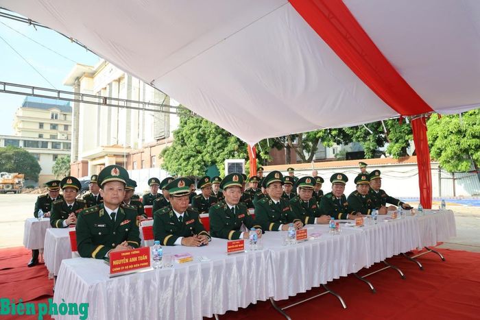 Các đại biểu dự Lễ khởi công xây dựng Nhà bia tưởng niệm Anh hùng, liệt sĩ Bộ đội Biên phòng qua các thời kỳ. Ảnh: Xuân Khoa