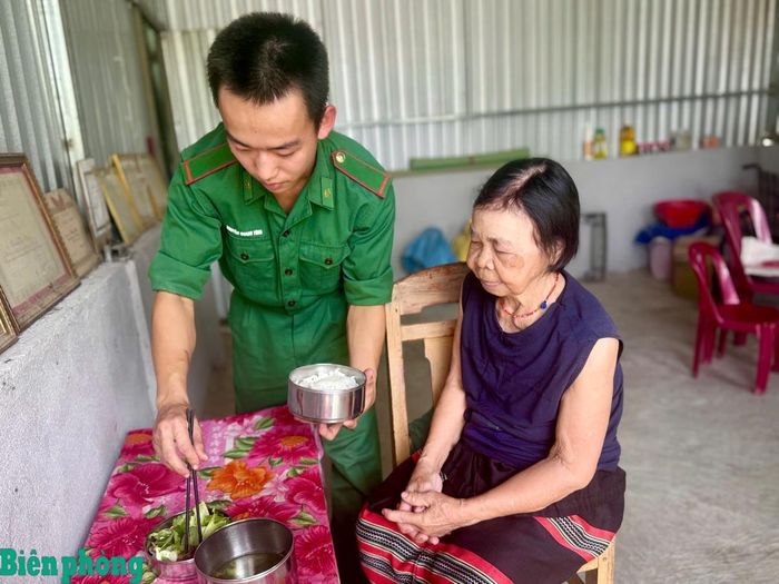 Đều đặn mỗi ngày hai lần, cán bộ, chiến sĩ Đồn Biên phòng cửa khẩu quốc tế Nam Giang mang cơm tới cho bà Hiền Nhiês. Ảnh: Trúc Hà