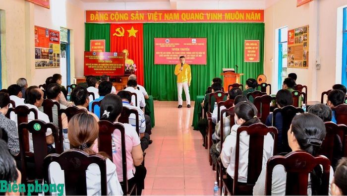 Đại diện Chi nhánh Khí Tây Nam Bộ giới thiệu về hệ thống đường ống dẫn khí PM3 - Cà Mau. Ảnh: Văn Long