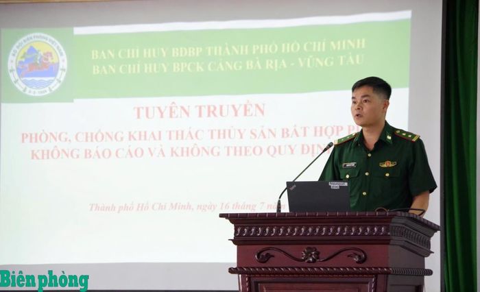 Trung tá Nguyễn Tất Trung, Chính trị viên Ban Chỉ huy Biên phòng cửa khẩu cảng Bà Rịa - Vũng Tàu, Bộ đội Biên phòng thành phố Hồ Chí Minh tuyên truyền chống khai thác IUU tại hội nghị. Ảnh: Quang Anh