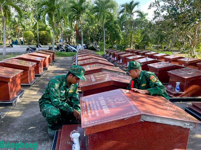 Kỷ niệm 79 năm Ngày Thương binh - Liệt sĩ, ngày 23/7, Ban chỉ huy Bộ đội Biên phòng thành phố Cần Thơ đã tổ chức nhiều hoạt động tri ân thiết thực, tiếp nối và lan tỏa truyền thống "Uống nước nhớ nguồn", "Đền ơn đáp nghĩa" trên địa bàn khu vực biên giới biển. Trong ảnh: Cán bộ Đồn Biên phòng An Thạnh Ba, Bộ đội Biên phòng thành phố Cần Thơ tham gia dọn vệ sinh, chỉnh trang Nghĩa trang liệt sĩ trên địa bàn. Ảnh: Văn Long