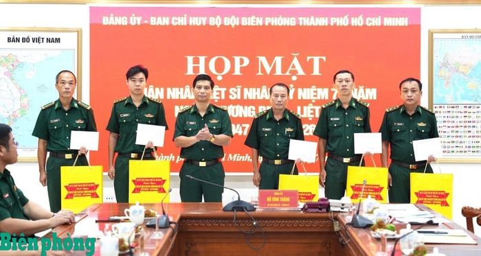 Ngày 24/7, Ban Chỉ huy Bộ đội Biên phòng thành phố Hồ Chí Minh tổ chức họp mặt thân nhân liệt sĩ và người thờ cúng liệt sĩ đang công tác trong đơn vị nhân kỷ niệm 79 năm Ngày Thương binh - Liệt sĩ. Trong ảnh: Đại tá Đỗ Vĩnh Thăng, Phó Chính ủy Bộ Tư lệnh thành phố kiêm Chính ủy Ban Chỉ huy Bộ đội Biên phòng thành phố Hồ Chí Minh trao quà tri ân thân nhân liệt sĩ và người thờ cúng liệt sĩ đang công tác trong đơn vị. Ảnh: Quang Tiến