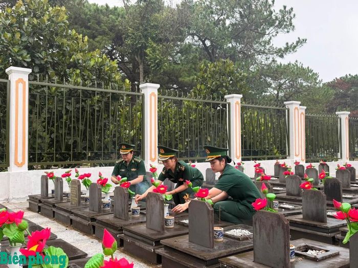 Kỷ niệm 79 năm Ngày Thương binh - Liệt sĩ, các đơn vị Bộ đội Biên phòng tỉnh Gia Lai đã tổ chức nhiều hoạt động tri ân các Anh hùng, liệt sĩ, gia đình chính sách, thương binh, bệnh binh. Trong ảnh: Hội Phụ nữ Bộ đội Biên phòng tỉnh tham gia dọn dẹp vệ sinh và dâng hương tại Nghĩa trang liệt sĩ tỉnh Gia Lai. Ảnh: Thanh Bình
