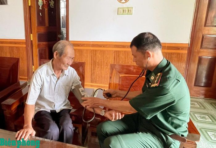 Kỷ niệm 79 năm Ngày Thương binh - Liệt sĩ, Ban Chỉ huy Bộ đội Biên phòng tỉnh Lâm Đồng đã tổ chức nhiều hoạt động tri ân ý nghĩa, thể hiện đạo lý "Uống nước nhớ nguồn", "Đền ơn đáp nghĩa" đối với các Anh hùng, liệt sĩ, thương binh, bệnh binh, gia đình chính sách và người có công với cách mạng trên địa bàn khu vực biên giới, biển, đảo. Trong ảnh: Quân y Đồn Biên phòng cửa khẩu Thuận An, Bộ đội Biên phòng tỉnh Lâm Đồng khám bệnh cho thương binh sinh sống trên địa bàn. Ảnh: Văn Hoàn