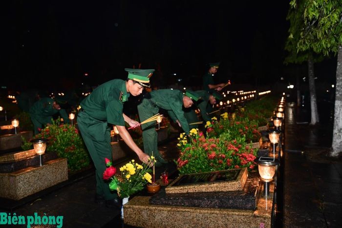 Tối 26/7, tại Nghĩa trang liệt sĩ Bà Rịa - Vũng Tàu, cán bộ, đoàn viên thanh niên Hải đoàn Biên phòng 18 tham gia chương trình “Thắp nến tri ân” do Ban Chấp hành Đoàn thành phố Hồ Chí Minh tổ chức. Ảnh: Vũ Hùng