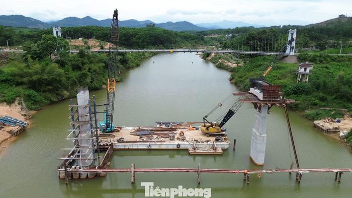  Tại công trường vắt ngang dòng Hữu Trạch, không khí thi công diễn ra khẩn trương. Nhiều mũi thi công được triển khai đồng thời nhằm tranh thủ thời tiết thuận lợi trước khi miền Trung bước vào mùa mưa bão khốc liệt. Đây là khu vực có địa hình rất phức tạp với bờ sông dốc, lòng sông sâu, thường xuyên chịu ảnh hưởng của nước dâng, dòng chảy xiết và lũ lớn. Vì vậy, chủ đầu tư và nhà thầu đang tập trung nhân lực, thiết bị để hoàn thành các hạng mục chính trong thời gian sớm nhất. 