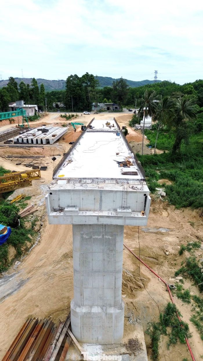  Theo chủ đầu tư, nhà thầu đã đúc xong 16/24 dầm cầu, hoàn thành 1 mố và 4 trụ cầu; trụ và mố còn lại đã thi công xong phần bệ trụ. Công tác lao lắp được 2 nhịp dầm, hoàn thiện mặt cầu tại các nhịp đã lắp xong. Đối với đường dẫn hai đầu cầu, khối lượng đắp nền đạt khoảng 20%. 