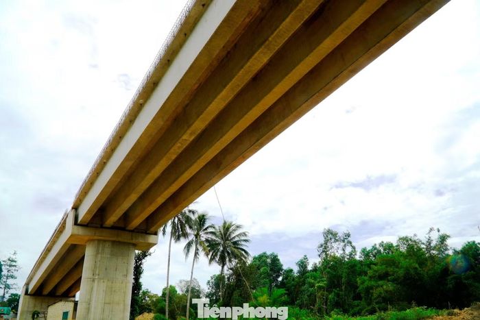  Trao đổi với PV Tiền Phong, đại diện Ban Quản lý Dự án Đầu tư xây dựng Công trình giao thông TP. Huế cho biết, dự án cầu Bình Thành khởi công hồi tháng 3, đến nay đã đạt khoảng 50% khối lượng xây lắp. 