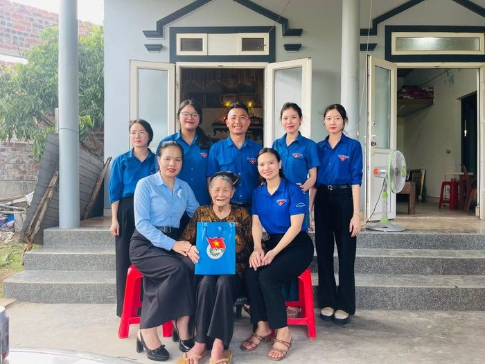 Đoàn viên, thanh niên xã Kỳ Hoa thăm hỏi, tri ân Mẹ Việt Nam Anh hùng Đào Thị Chìu nhân kỷ niệm Ngày Thương binh - Liệt sĩ 27/7.