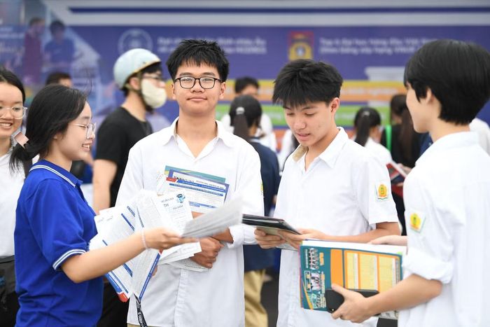 Thí sinh tìm hiểu thông tin tuyển sinh ĐH 2026. Ảnh: DƯƠNG TRIỀU