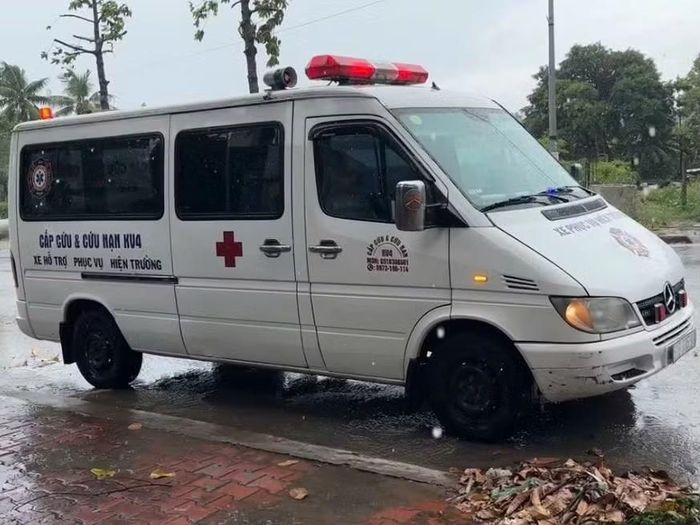 Thi thể nạn nhân được xe cứu thương đưa về nhà xác để phục vụ điều tra. Ảnh: NT