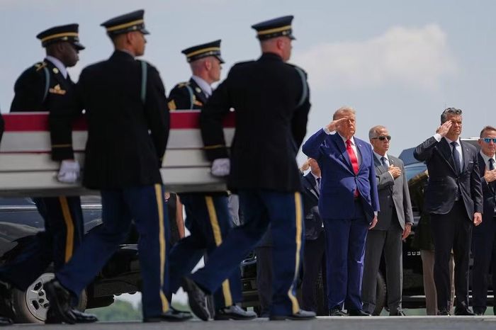 Tổng thống Donald Trump và Bộ trưởng Chiến tranh Pete Hegseth dự lễ đón hài cốt lính Mỹ thiệt mạng trong cuộc chiến với Iran, ngày 22/7, tại căn cứ không quân Dover. (Ảnh AP)