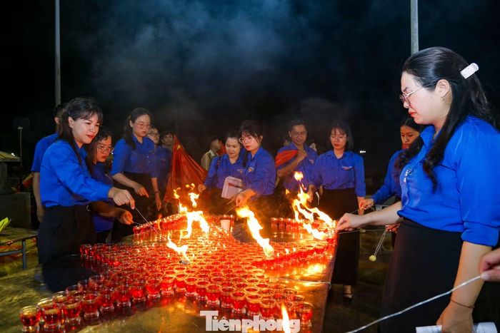 Tuổi trẻ Gia Lai thắp ngọn nến tri ân. Ảnh: Trương Định