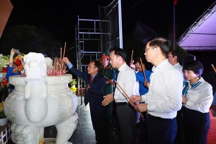 Các đại biểu thắp hương cho các anh hùng liệt sĩ.