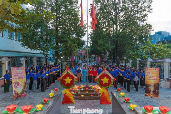  Bên cạnh chương trình cấp thành phố, Lễ thắp nến tri ân năm 2026 được tổ chức đồng loạt tại 155 nghĩa trang liệt sĩ, nghĩa trủng và khu tưởng niệm trên địa bàn. 