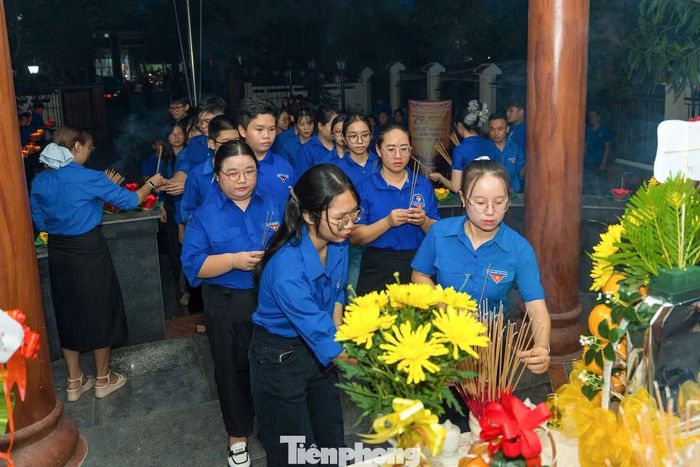  Theo anh Mai Hồng Anh – Bí thư Đoàn phường Thanh Khê, mỗi ngọn nến được thắp lên không chỉ để tưởng nhớ những người đã khuất, mà còn thắp sáng lý tưởng, trách nhiệm và khát vọng cống hiến trong mỗi đoàn viên, thanh niên. 