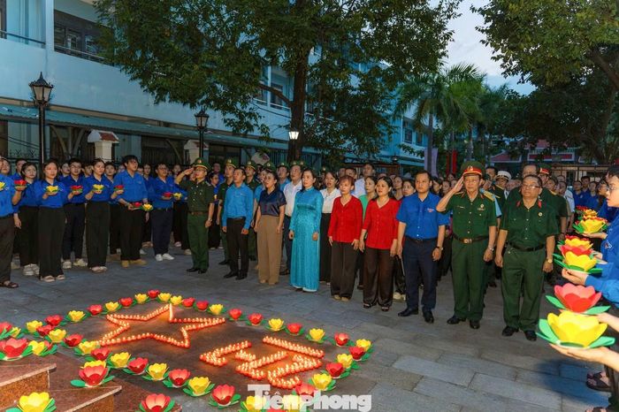  Hàng chục nghìn cán bộ, đoàn viên, thanh niên đã đồng loạt dâng hương, dâng hoa, thắp nến tri ân tại các phần mộ liệt sĩ, tạo nên không gian thiêng liêng, ấm áp nghĩa tình tại các địa chỉ đỏ. 