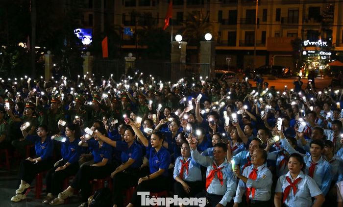 Đông đảo các bạn đoàn viên, thanh niên tham gia buổi lễ.