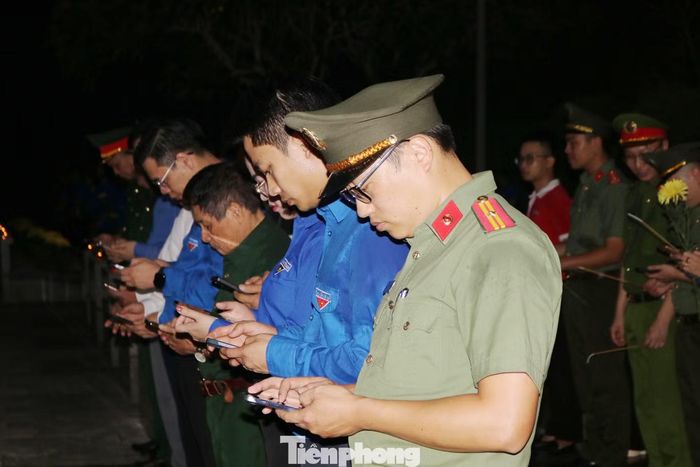 Các đại biểu tham gia nhắn tin ủng hộ chương trình “Tri ân liệt sĩ – 2026” do Hội Hỗ trợ gia đình liệt sĩ Việt Nam phát động.