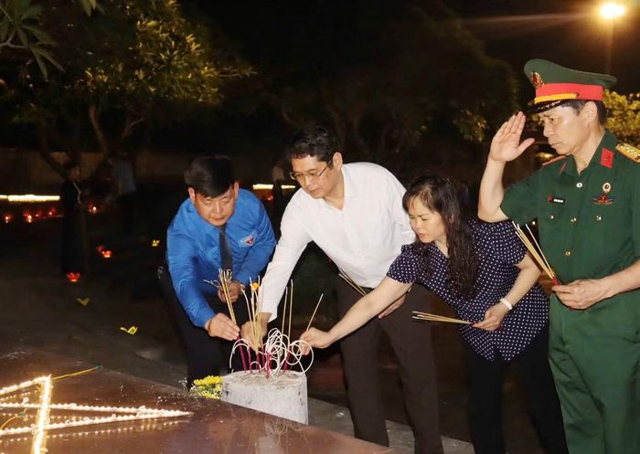 Các đại biểu dâng hương tưởng nhớ các Anh hùng liệt sĩ.