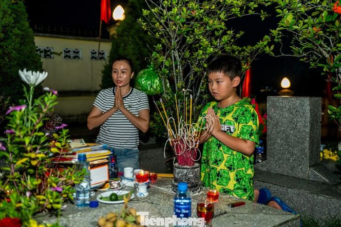 Nhiều thân nhân gia đình liệt sĩ cũng có mặt để thăm viếng phần mộ người thân của mình.