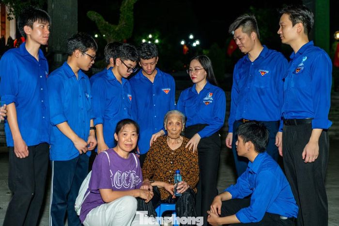 Mẹ Đào Thị Ngỏ (95 tuổi, trú phường Hà Lầm) 78 năm tuổi Đảng, đến thăm con trai cả là liệt sĩ Lưu Ngọc Đỗ được đưa về nghĩa trang liệt sĩ Hà Tu năm 2009. Từ đó đến nay năm nào đến ngày 27/7 mẹ cùng người thân trong gia đình cũng đến thăm, thắp hương cho con cùng các đồng đội nằm tại đây.