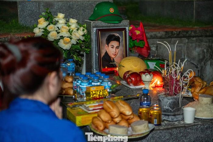  Cùng với đó, tiếp nối Dự án "1.000 bức ảnh Thời hoa lửa", tại chương trình, Ban Thường vụ Tỉnh Đoàn Quảng Ninh đã trao tặng 19 bức ảnh chân dung liệt sĩ được phục dựng tới thân nhân các gia đình liệt sĩ. Mỗi bức ảnh được trao đi không chỉ là phục dựng được một hình ảnh đã nhạt phai theo năm tháng, mà còn là sự nối dài ký ức, giúp những người thân được một lần nữa nhìn thấy gương mặt của người cha, người anh, người con đã mãi mãi dừng lại ở tuổi thanh xuân. 